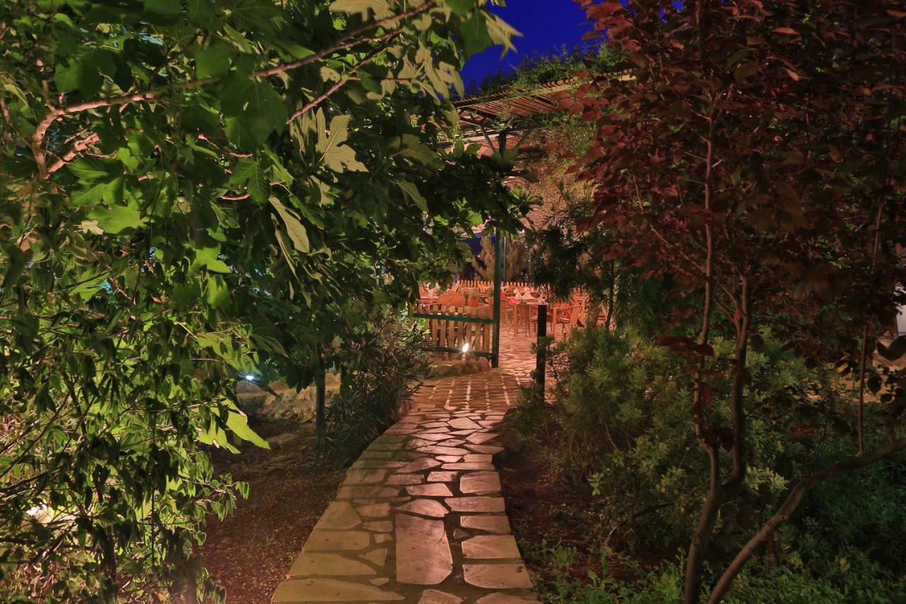 Mountain Breeze Lodge & Resort Al Salt Exterior photo